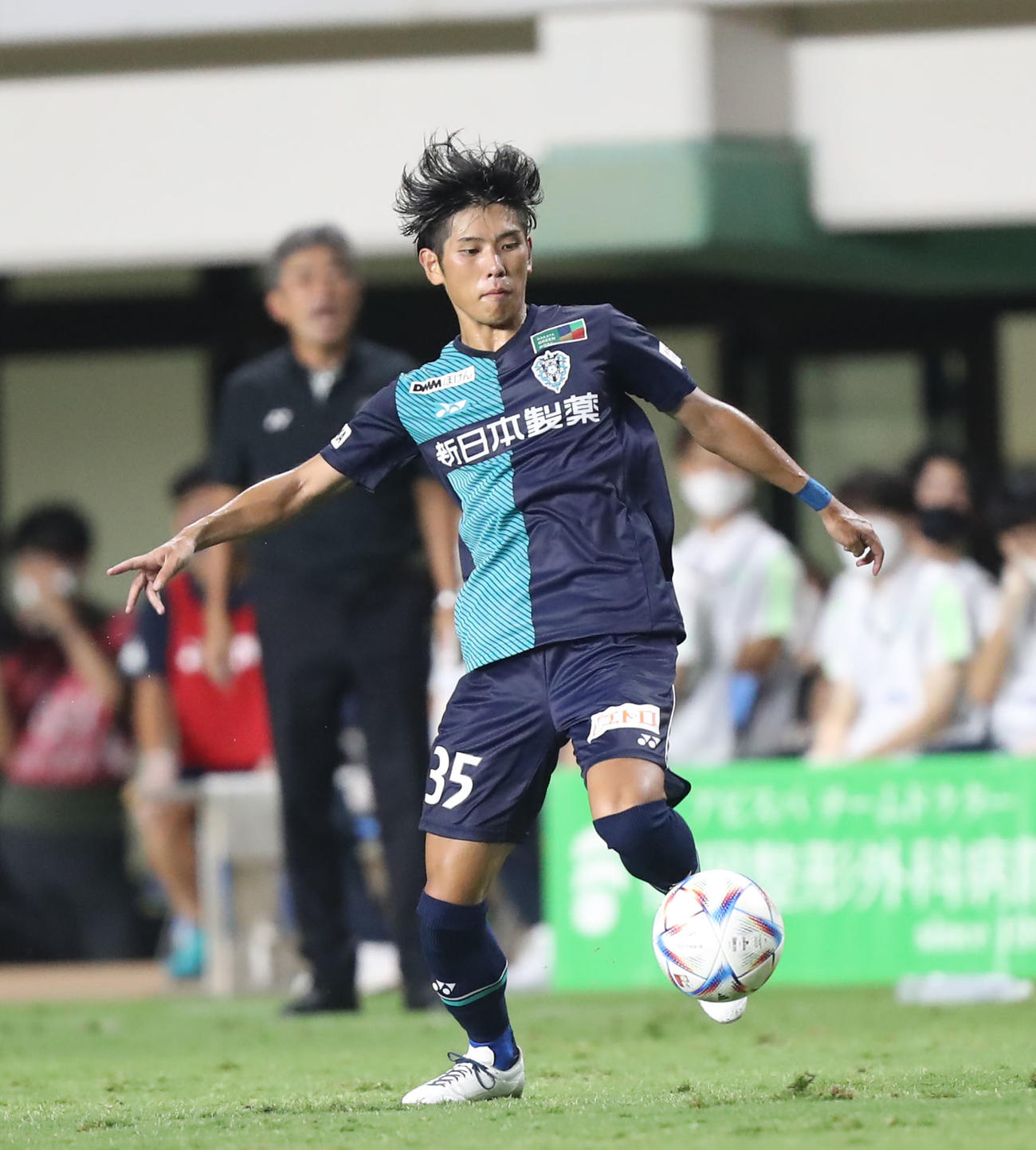 福岡対神戸　後半、パスを出す福岡平塚（撮影・屋方直哉）