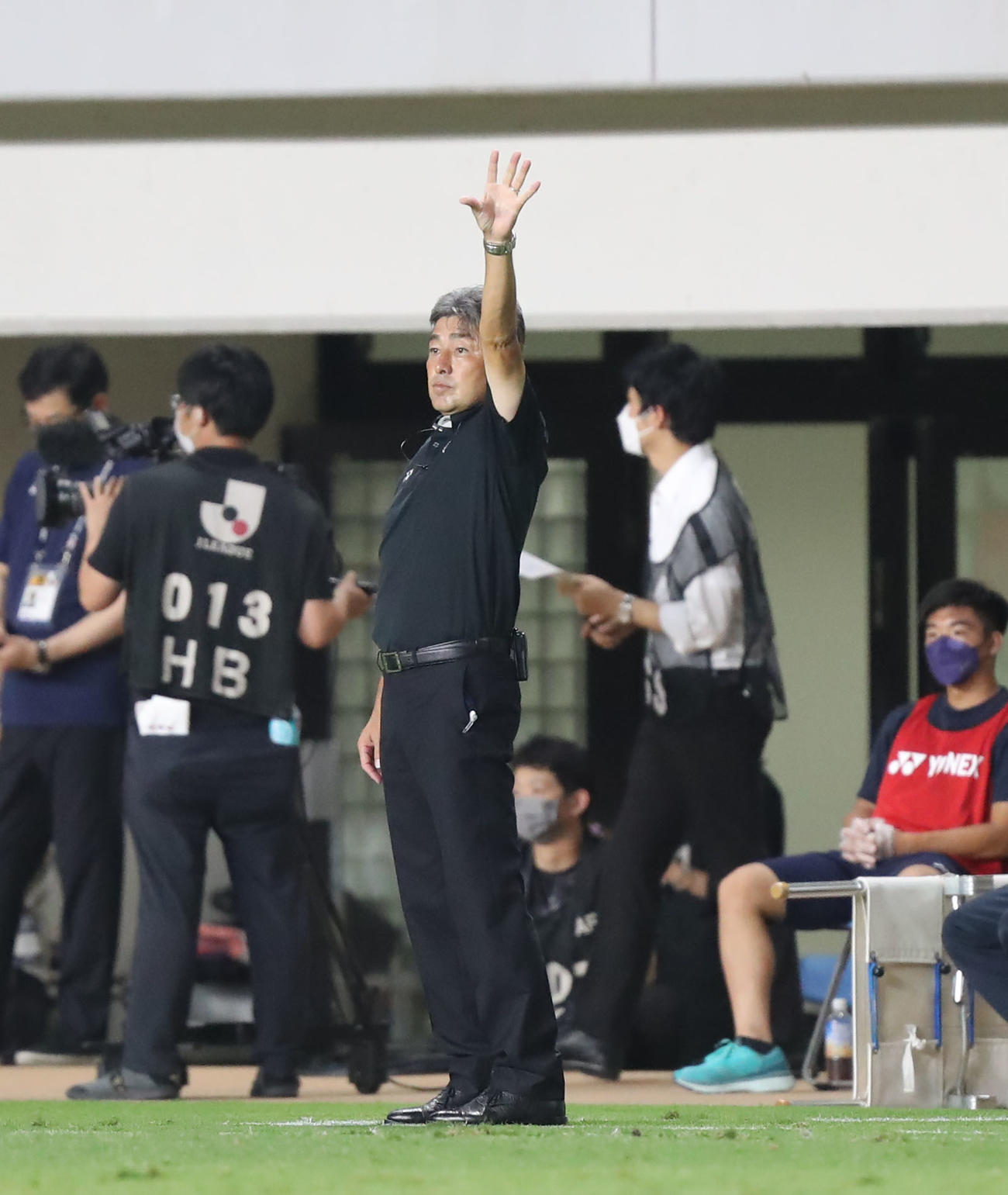 福岡対神戸　後半、選手に指示を出す長谷部監督（撮影・屋方直哉）