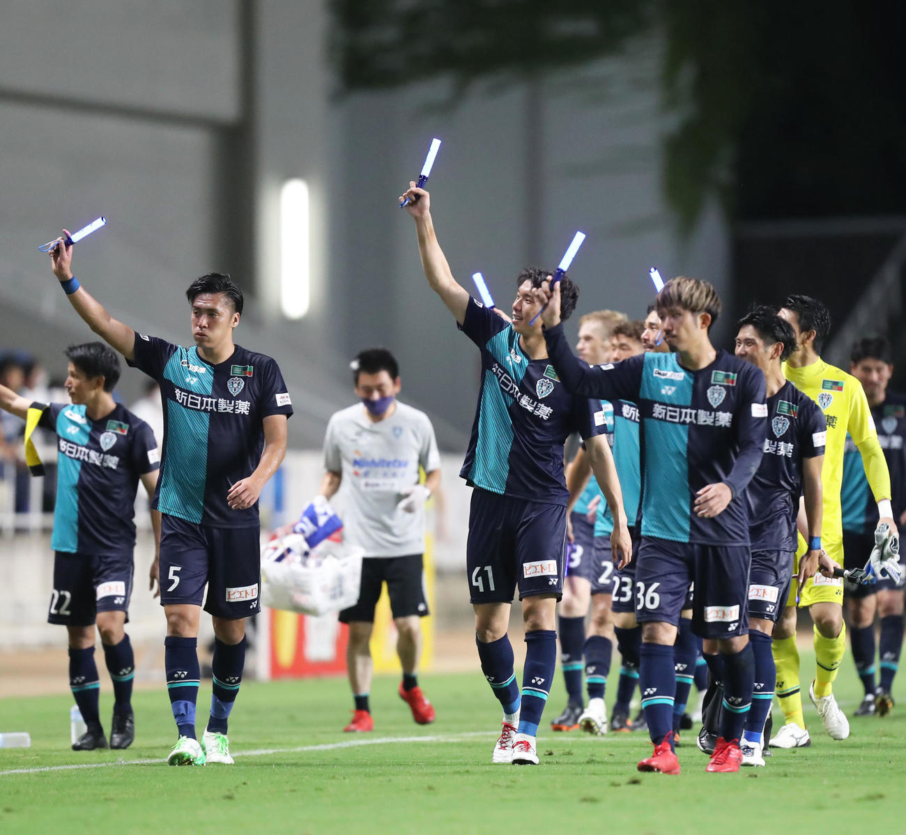 福岡対神戸　神戸に勝利し、笑顔で観客に手を振る福岡イレブン（撮影・屋方直哉）