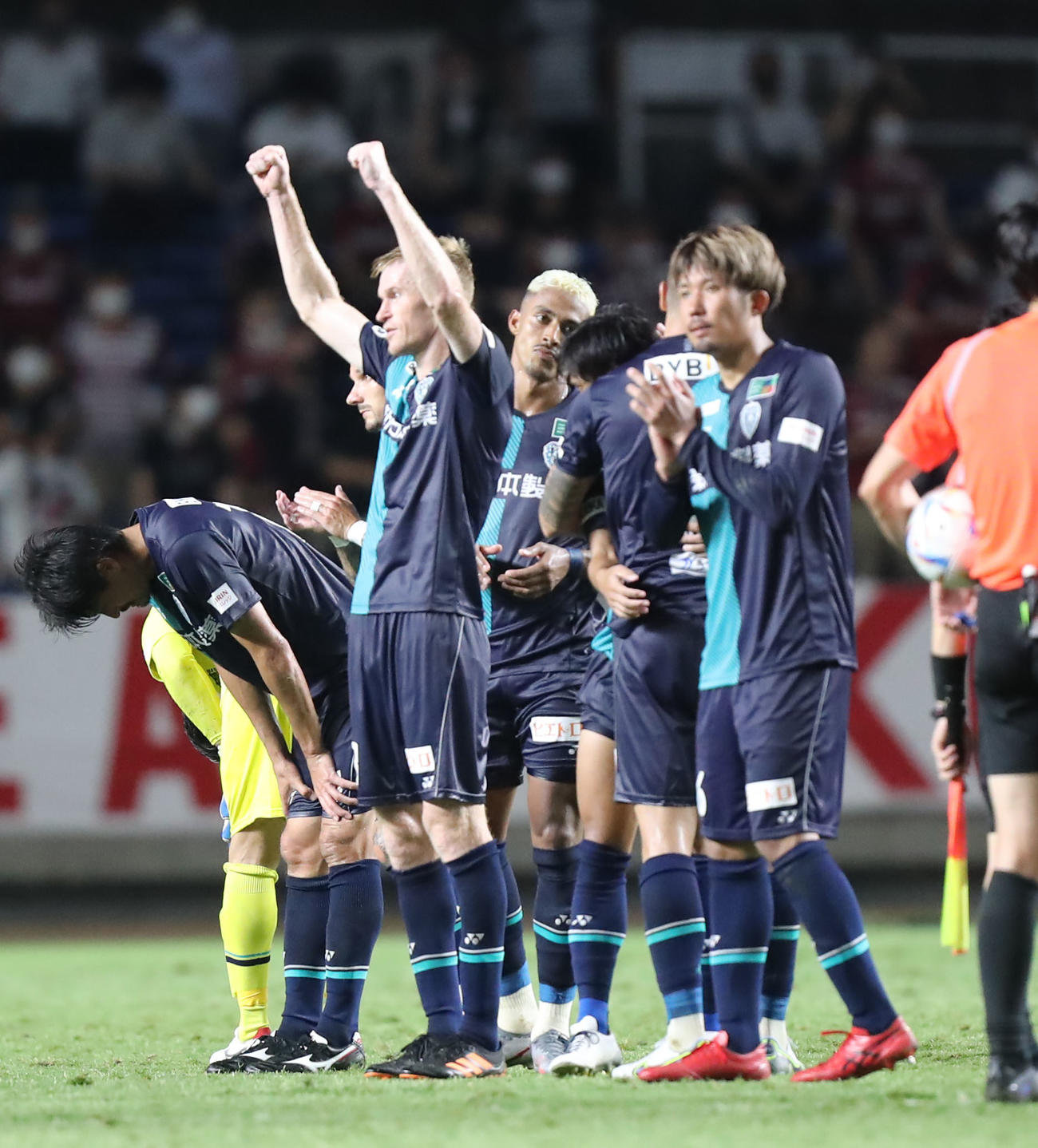 福岡対神戸　神戸に勝利し、喜び合う福岡イレブン（撮影・屋方直哉）