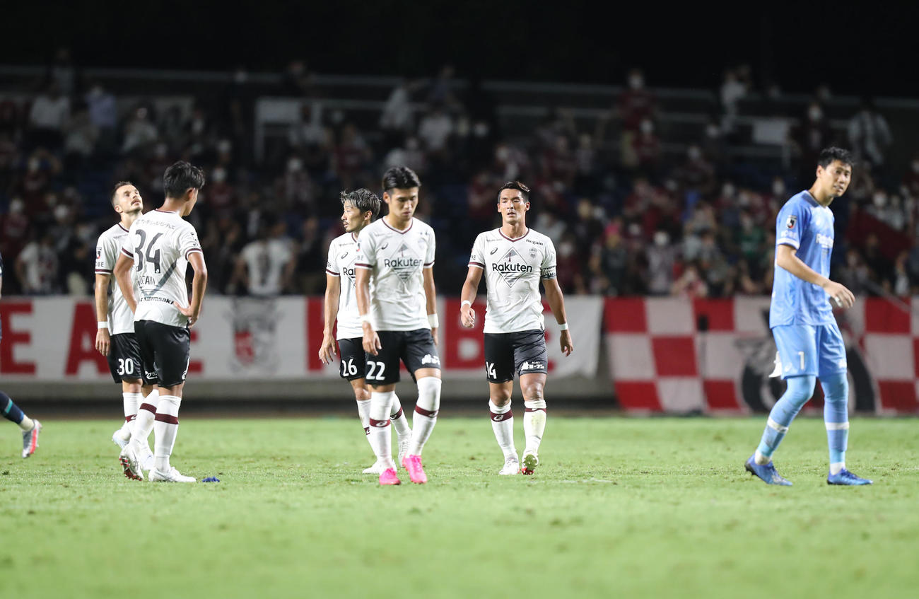 福岡対神戸　福岡に敗れ肩を落とす神戸イレブン（撮影・屋方直哉）