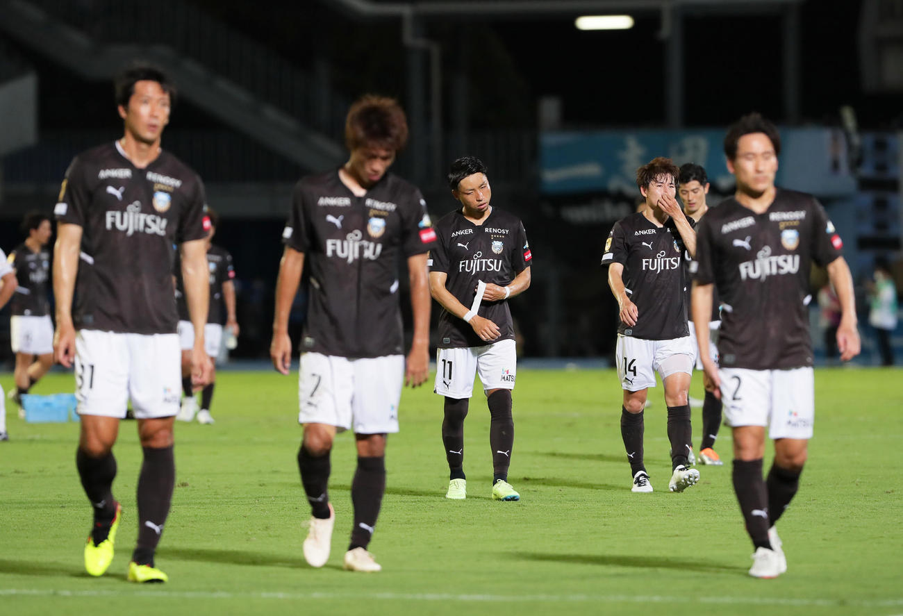 川崎F対C大阪　準々決勝敗退にがっくりと肩を落とす川崎F小林（中央）ら（撮影・足立雅史）