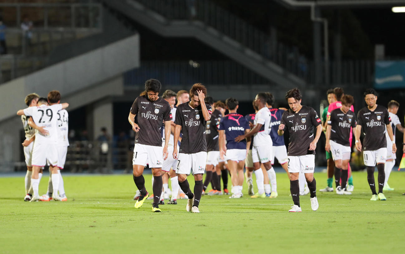 川崎F対C大阪　準々決勝で敗退しがっくりと肩を落とす川崎Fの選手たち（撮影・足立雅史）