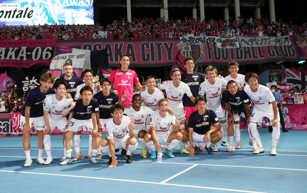 川崎F対C大阪　準決勝進出を決めサポーターとの記念撮影に臨むC大阪の選手たち（撮影・足立雅史）