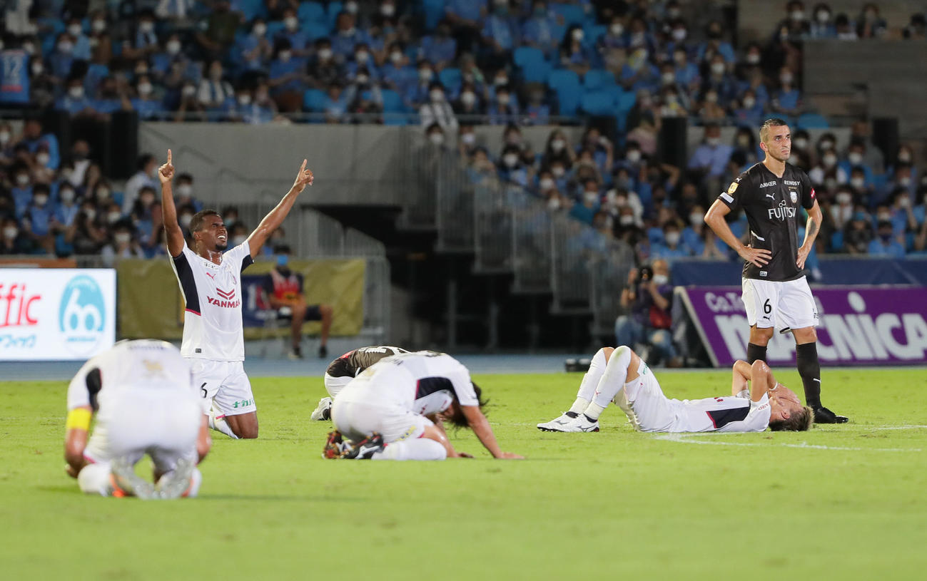 川崎F対C大阪　準決勝進出を決め喜ぶC大阪の選手たち。右端は川崎Fシミッチ（撮影・足立雅史）