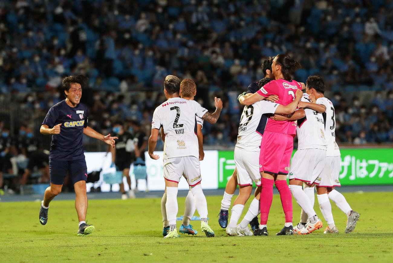川崎F対C大阪　準決勝進出を決め喜び駆け出すC大阪高橋コーチ（左端）ら（撮影・足立雅史）