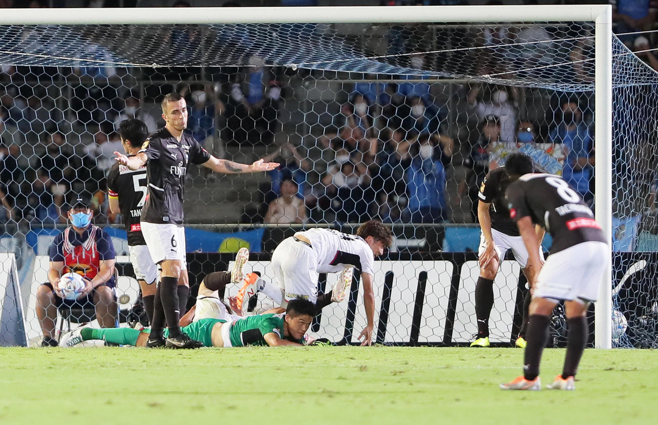 川崎F対C大阪　後半、チームを準決勝に導くゴールを決めたC大阪山田（中央）（撮影・足立雅史）
