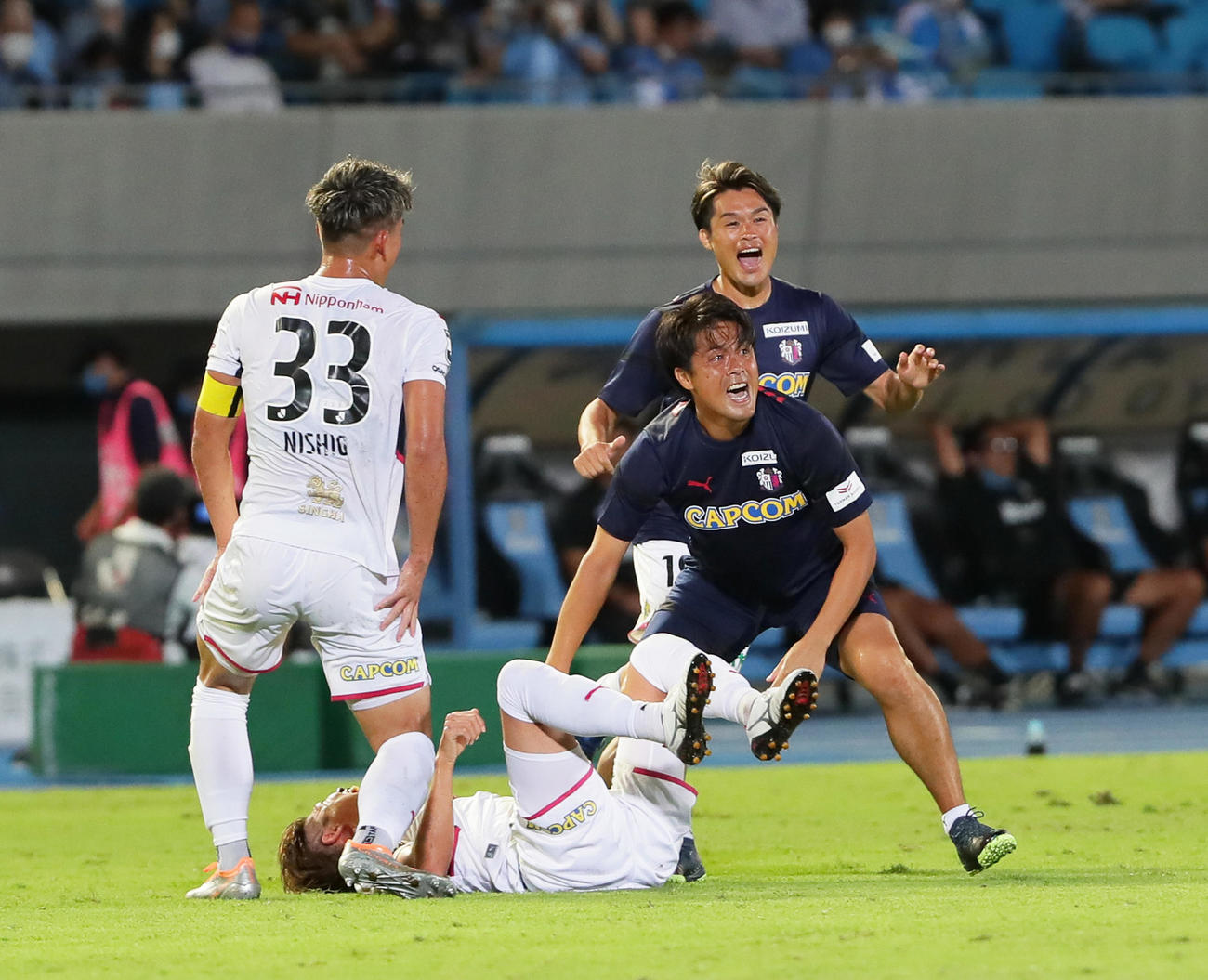 川崎F対C大阪　準決勝進出を決め喜ぶC大阪高橋コーチ（中央右）ら（撮影・足立雅史）