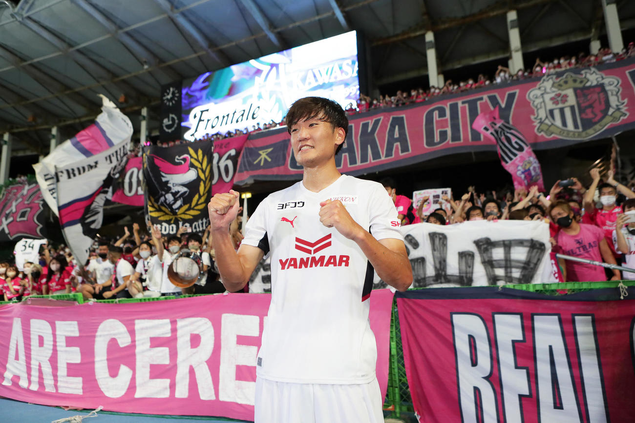 川崎F対C大阪　後半、チームを準決勝に導くゴールを決めたC大阪山田は試合後ガッツポーズ（撮影・足立雅史）