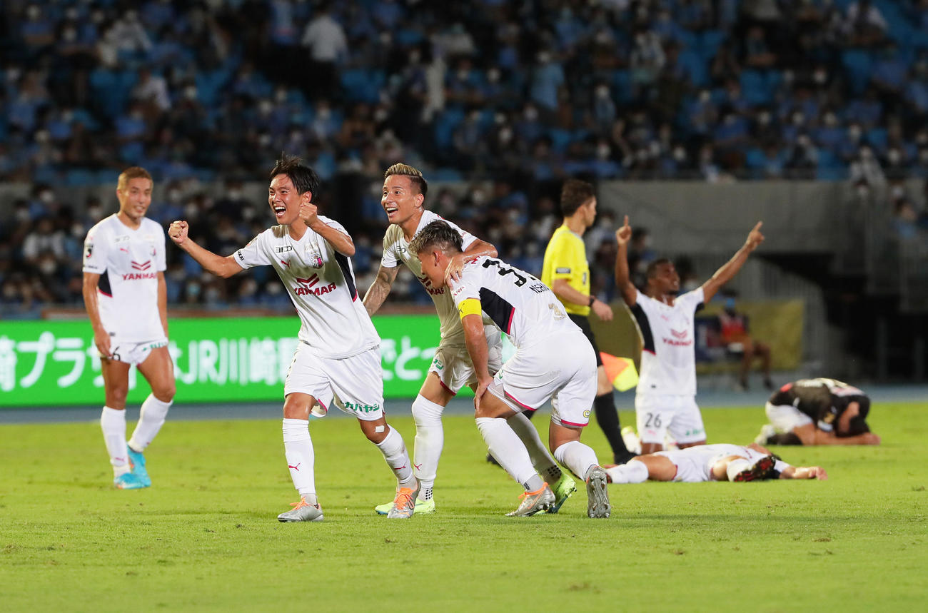 川崎F対C大阪　準決勝進出を決め喜ぶC大阪の選手たち（撮影・足立雅史）
