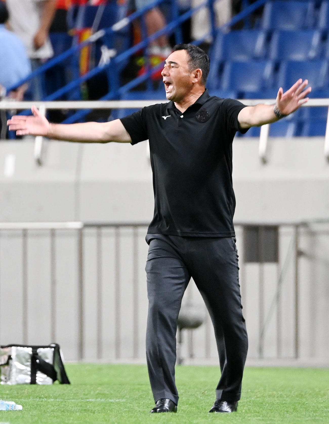 浦和対名古屋　選手を鼓舞する名古屋長谷川監督（撮影・横山健太）