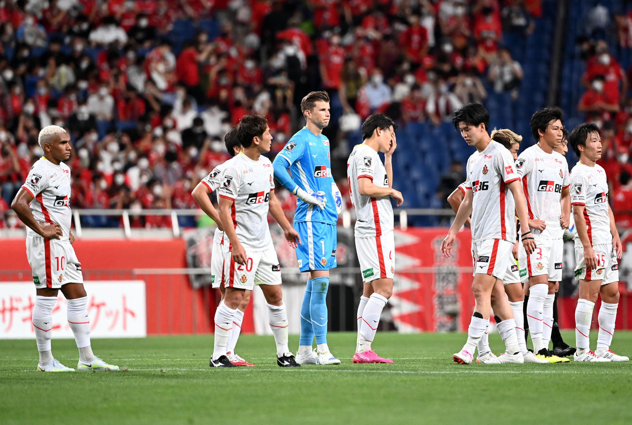 浦和対名古屋　浦和に敗れ肩を落とす名古屋イレブン（撮影・横山健太）