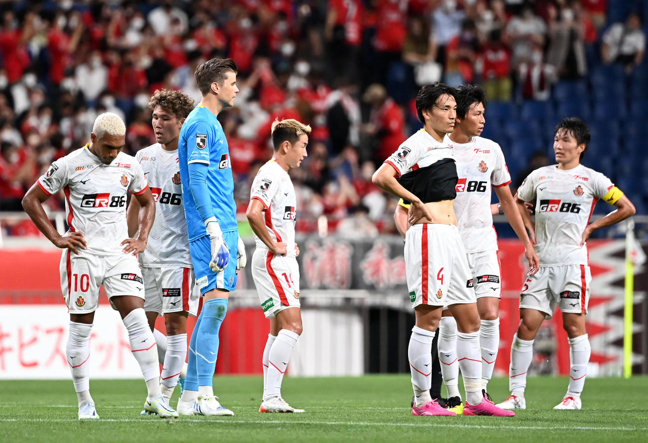 浦和対名古屋　浦和に敗れ肩を落とす名古屋イレブン（撮影・横山健太）