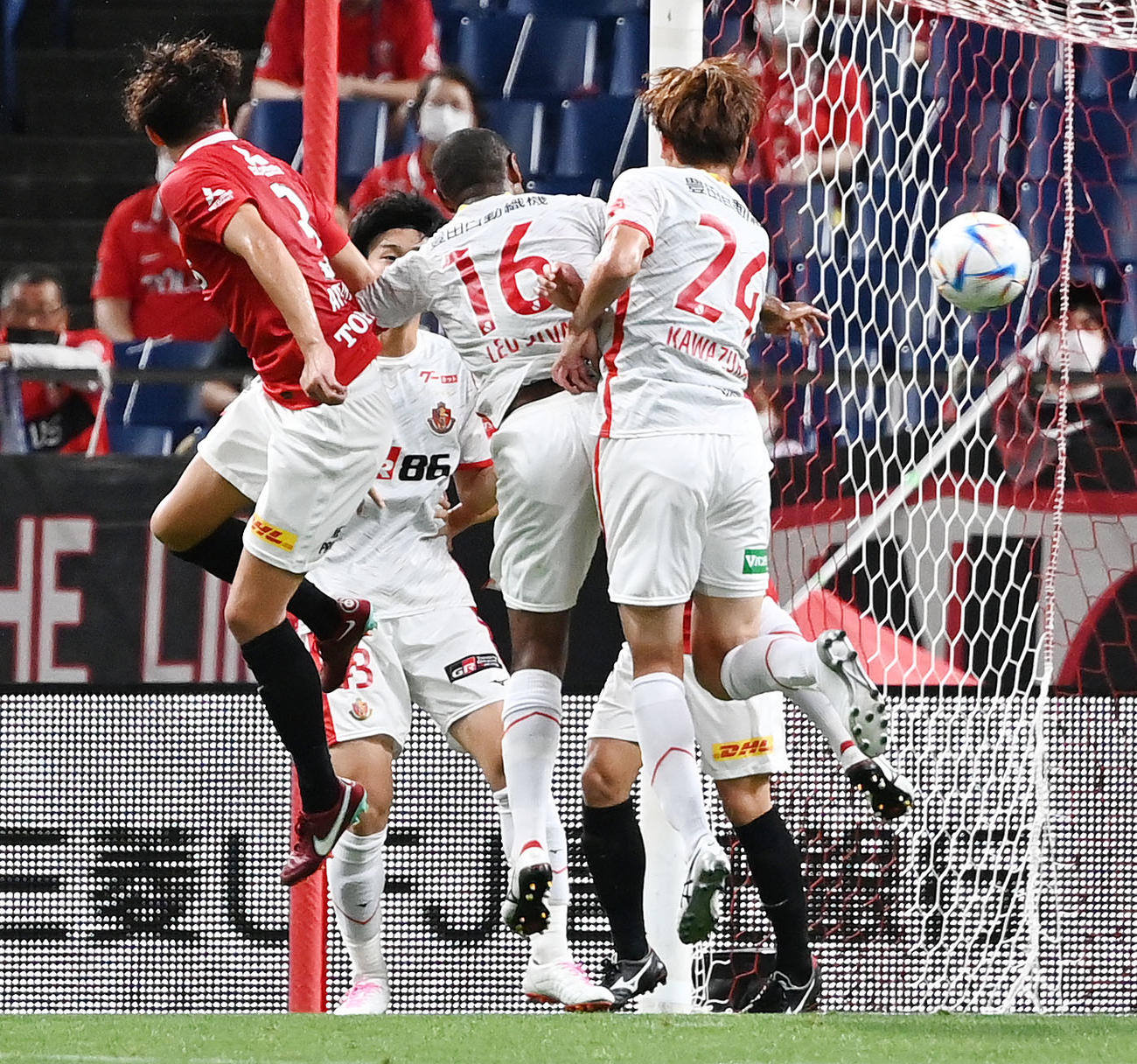浦和対名古屋　前半、ゴールを決める浦和伊藤（左）（撮影・横山健太）