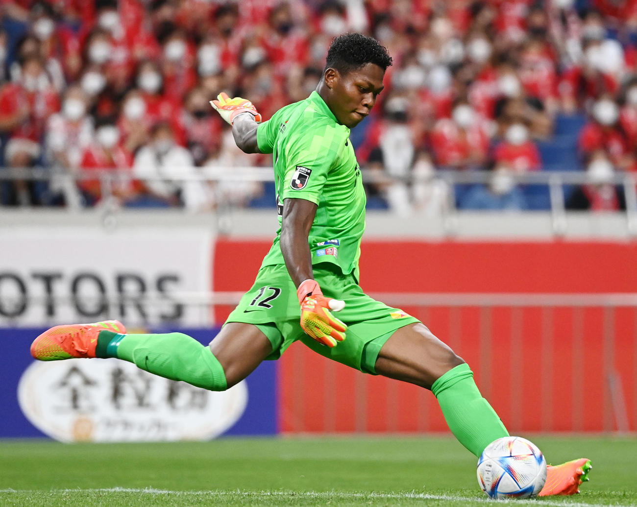 浦和対名古屋　前半、スタメン出場を果たす浦和GK鈴木（撮影・横山健太）
