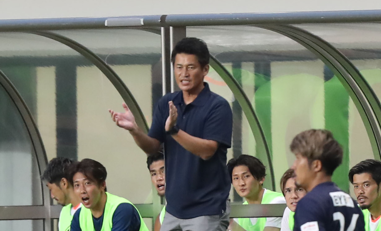 前半、選手に拍手を送る神戸吉田監督（撮影・屋方直哉）