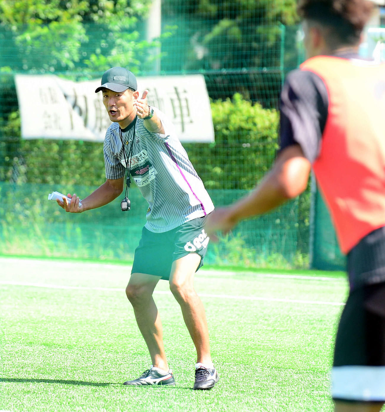 選手に指示を出す藤枝須藤監督
