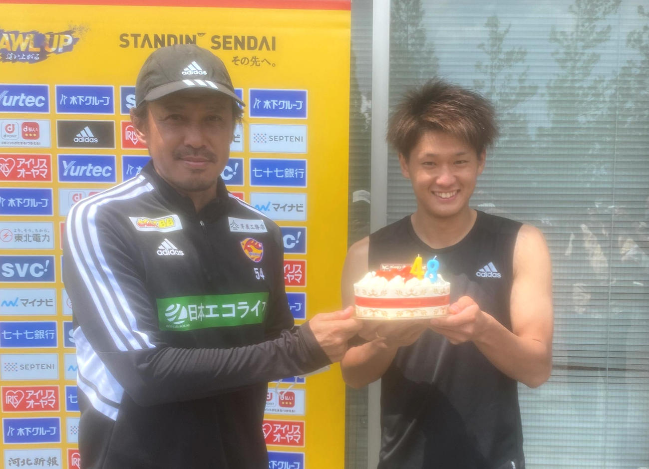 バースデーケーキを手に笑顔を見せる原崎監督（左）と気田（撮影・佐藤究）