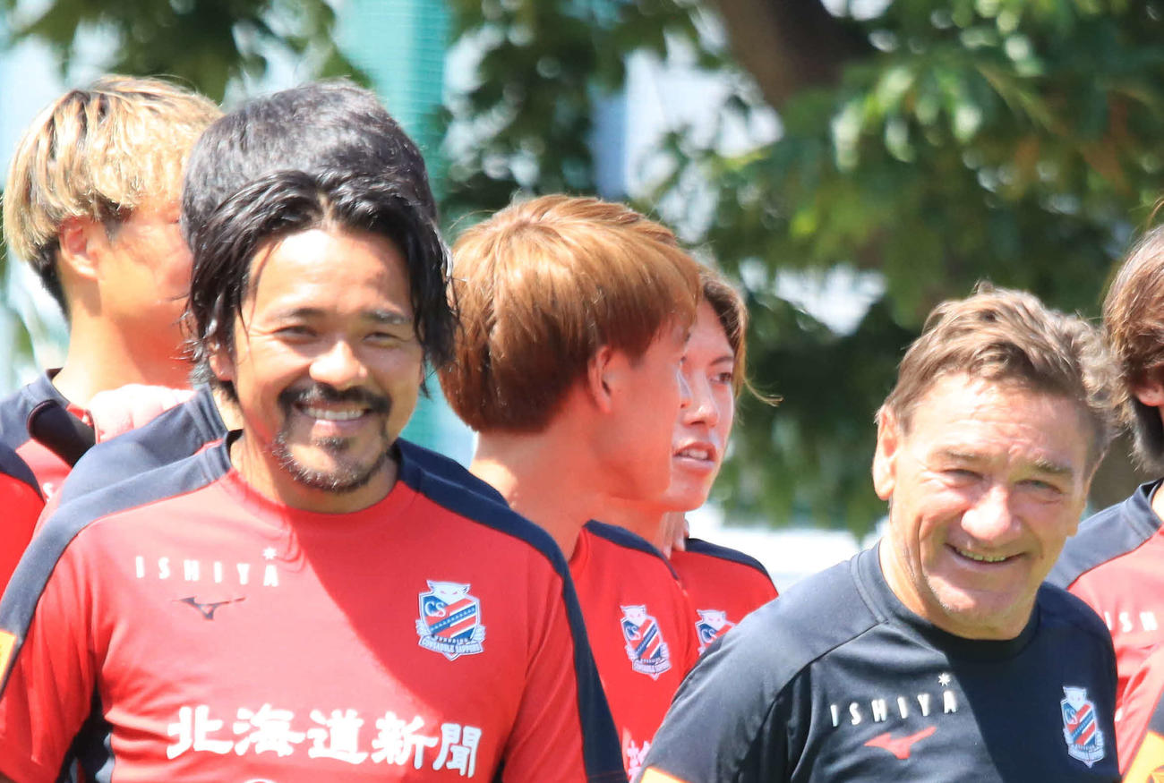 神戸戦前日練習で笑顔を見せる札幌興梠（左）とペトロビッチ監督（撮影・保坂果那）