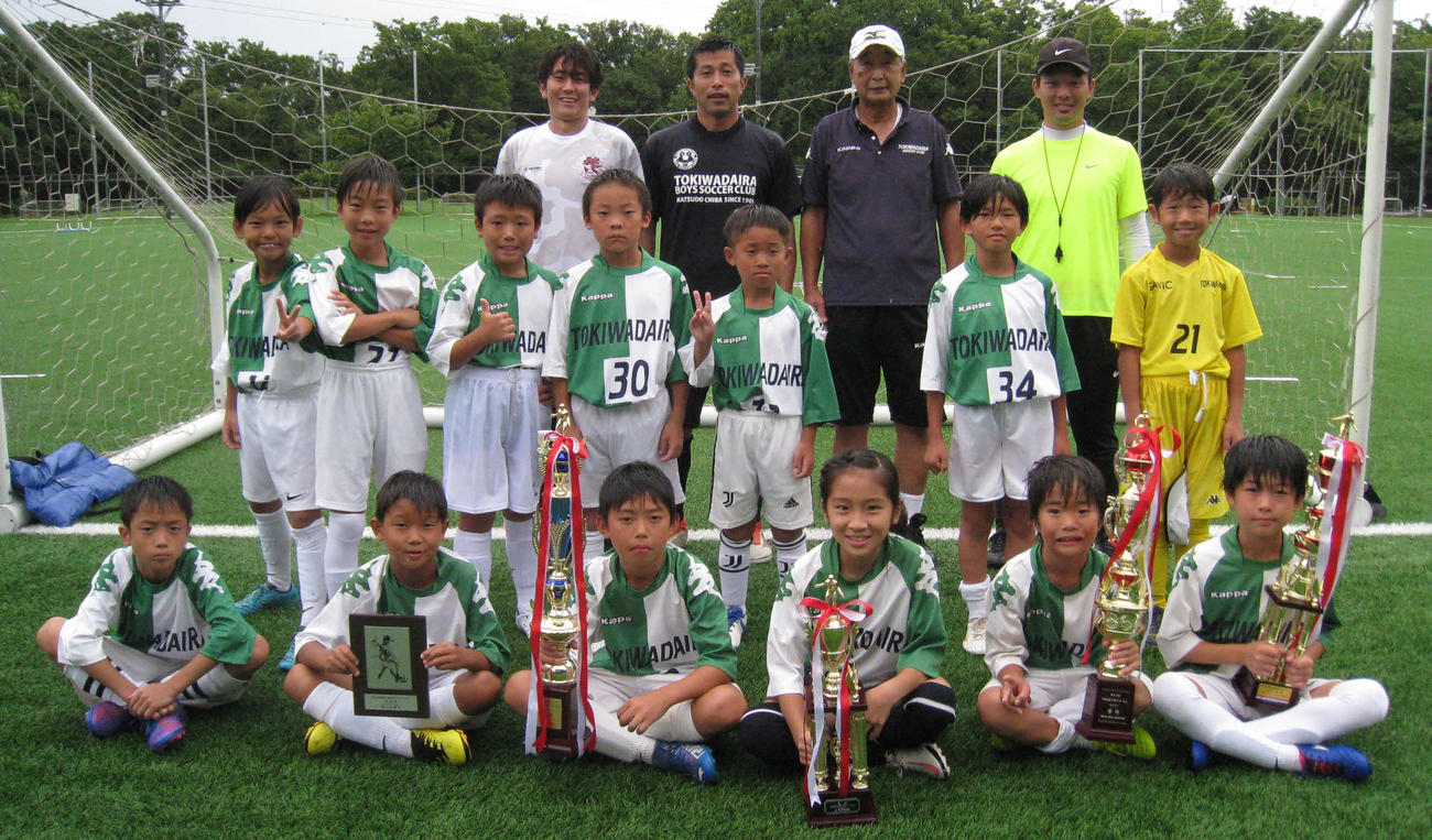 団地少年サッカーBクラスで優勝した常盤平少年SC・Bチーム（撮影・吉池彰）