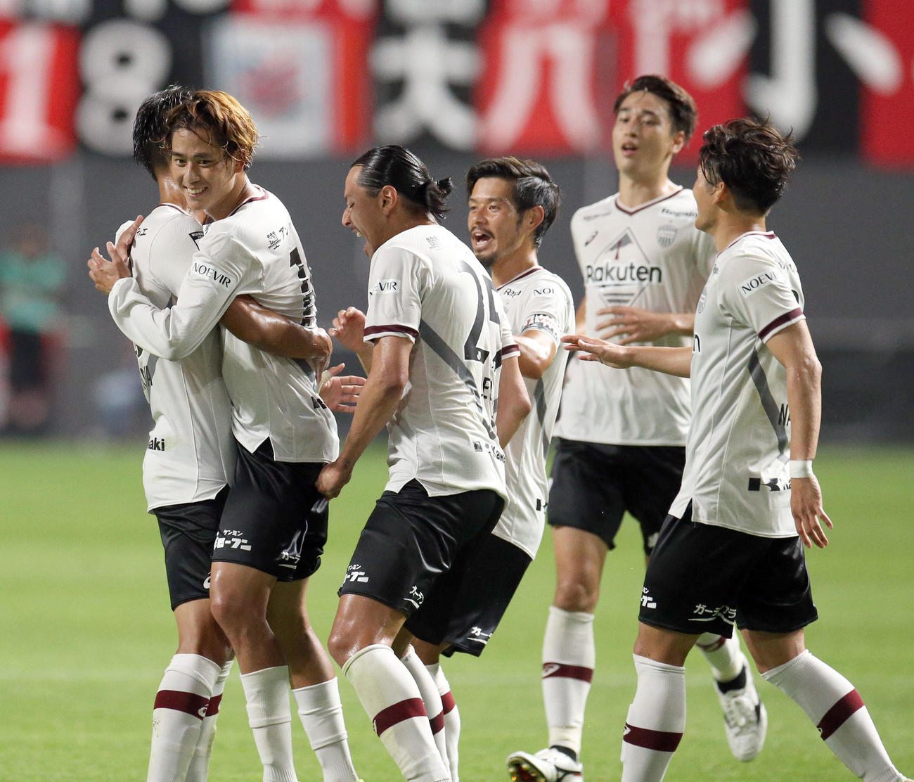 札幌対神戸　前半、この日2点目のゴールを決めチームメートと喜ぶ神戸汰木（左から2人目）（撮影・佐藤翔太）