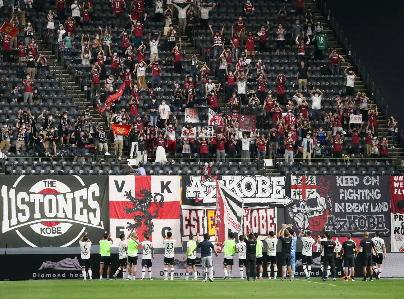 札幌対神戸　札幌に勝利しサポーターと共に喜ぶ神戸イレブン（撮影・佐藤翔太）