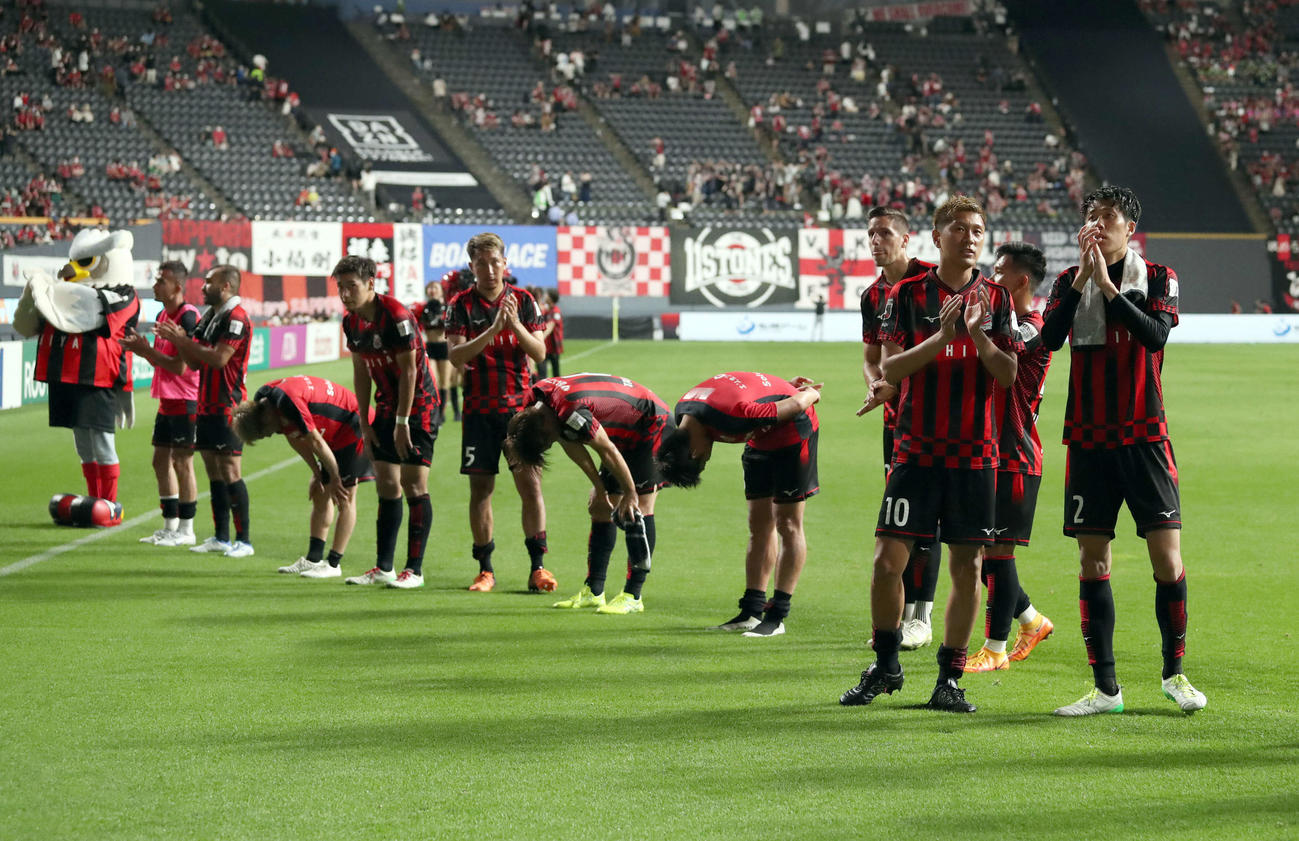 札幌対神戸　神戸に敗れがっかりした様子の札幌イレブン（撮影・佐藤翔太）