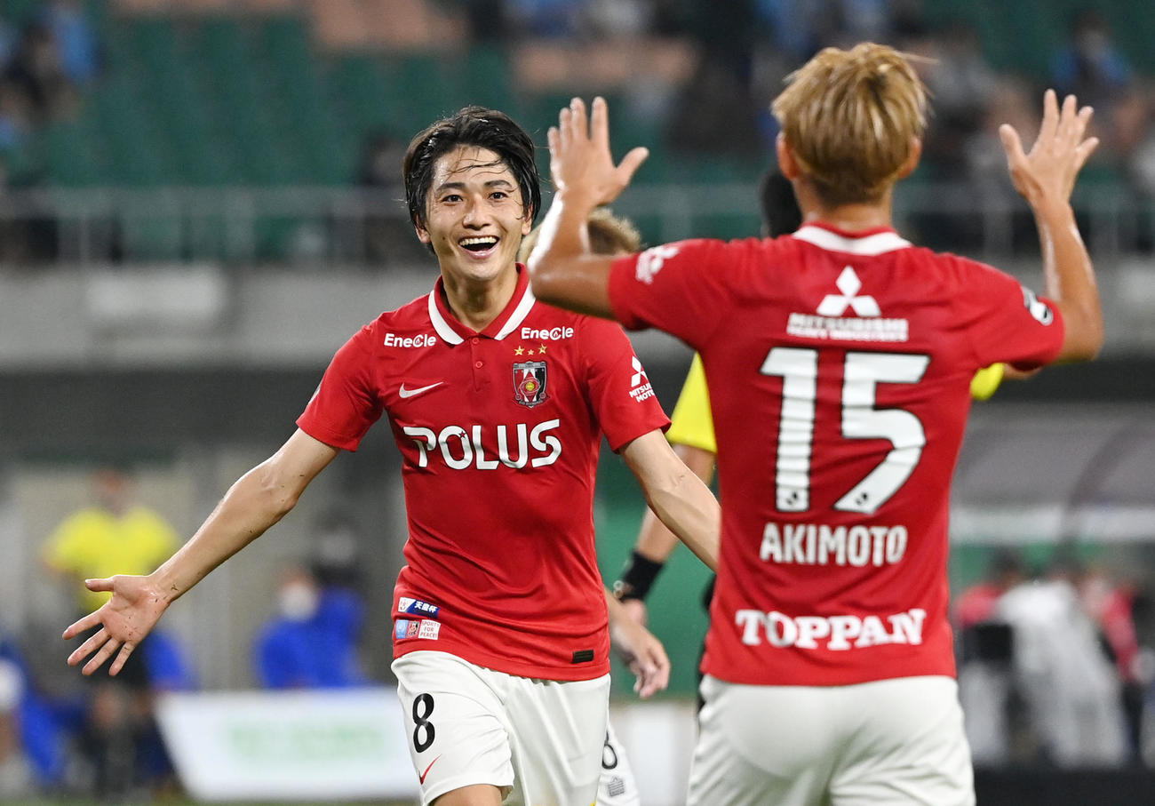 磐田対浦和　後半、ゴールを決め笑顔を見せる浦和小泉（左）（撮影・横山健太）