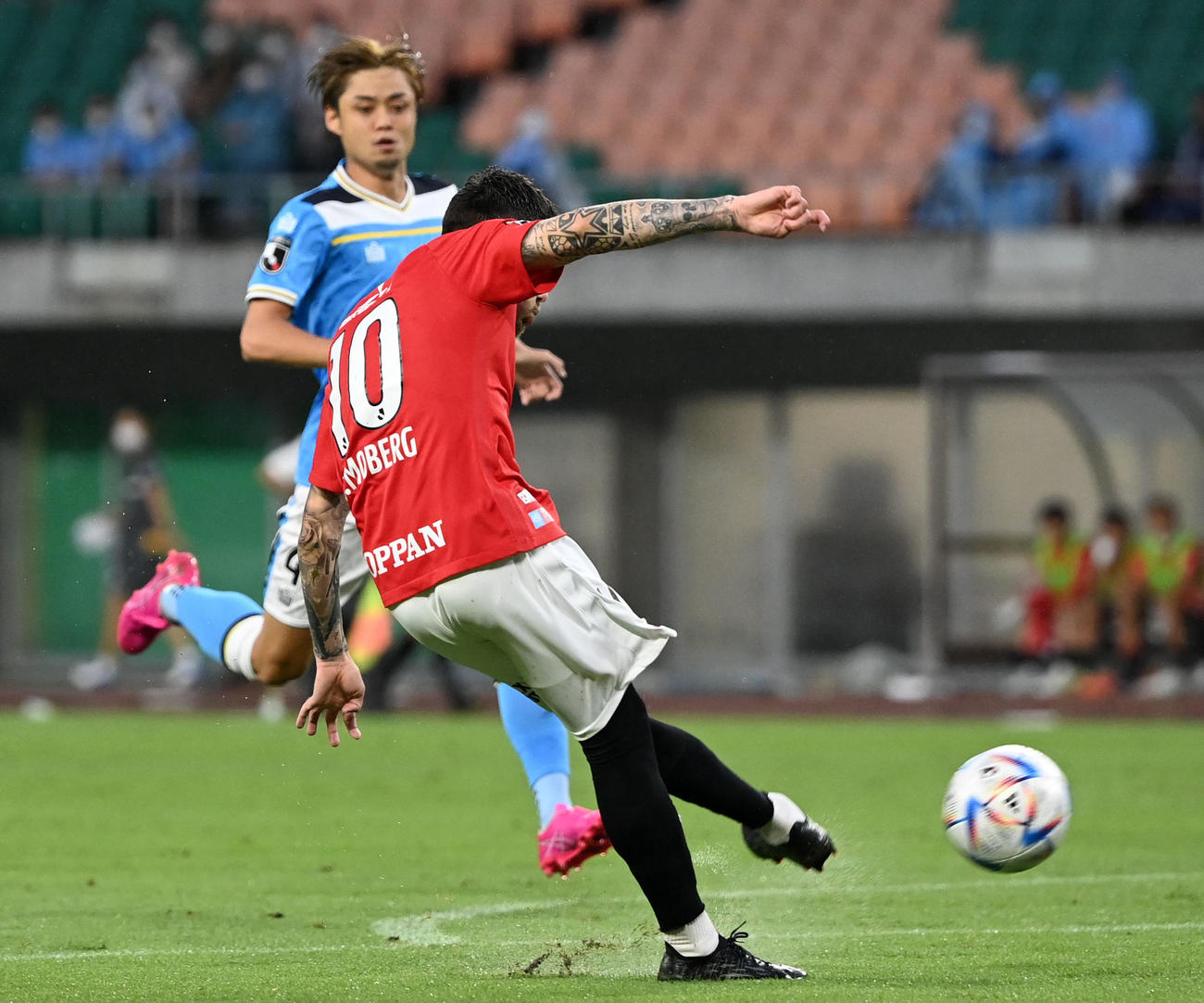 磐田対浦和　前半、ゴールを決める浦和モーベルグ（撮影・横山健太）