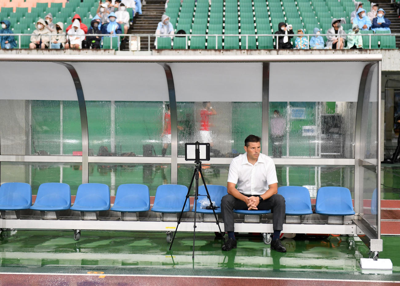 磐田対浦和　試合前、ピッチを見つめる浦和リカルド・ロドリゲス監督（撮影・横山健太）