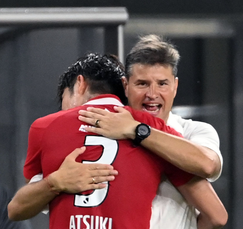 磐田対浦和　後半、ゴールを決めた浦和伊藤を抱き締めるリカルド・ロドリゲス監督（右）（撮影・横山健太）