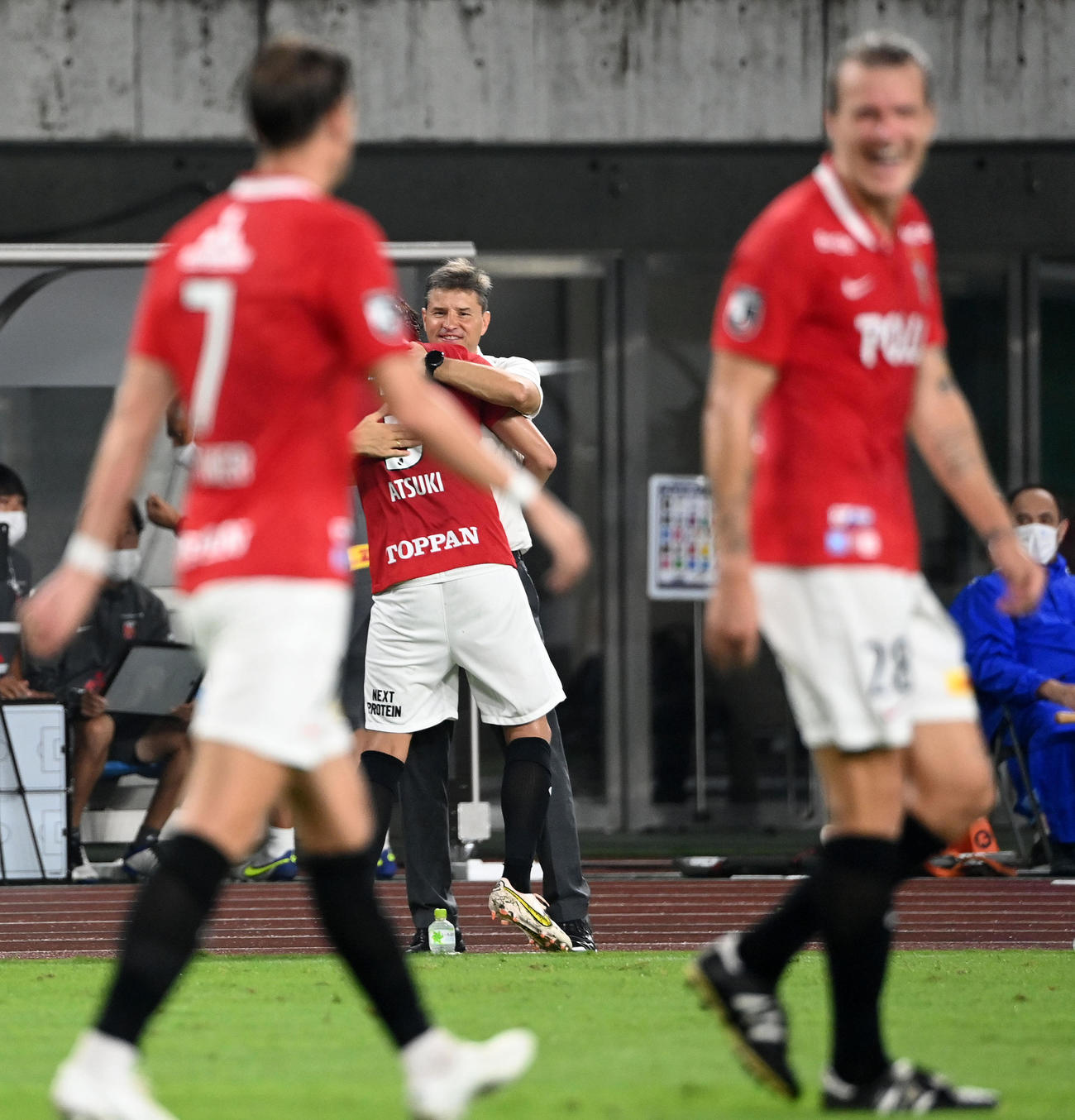 磐田対浦和　後半、ゴールを決めた浦和伊藤を抱き締めるリカルド・ロドリゲス監督（中央）（撮影・横山健太）