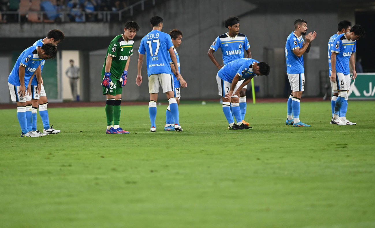磐田対浦和　0－6で浦和に敗れ肩を落とす磐田イレブン（撮影・横山健太）