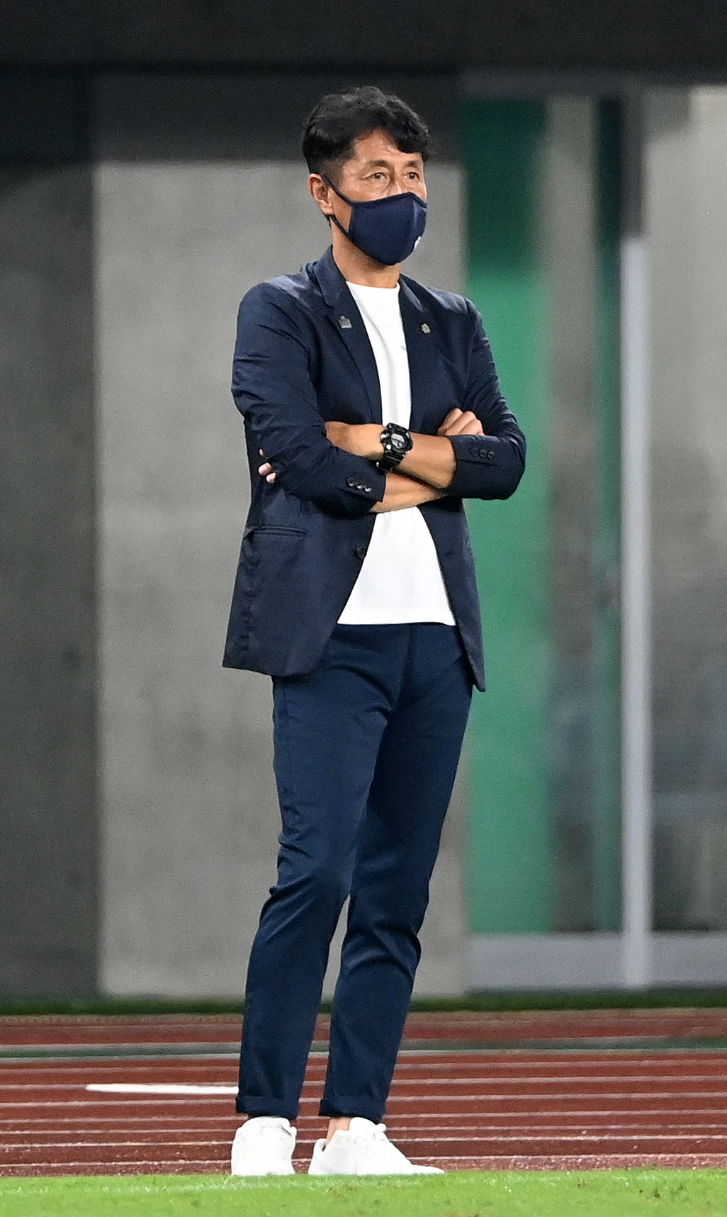 磐田対浦和　後半、険しい表情で試合を見つめる磐田伊藤監督（撮影・横山健太）