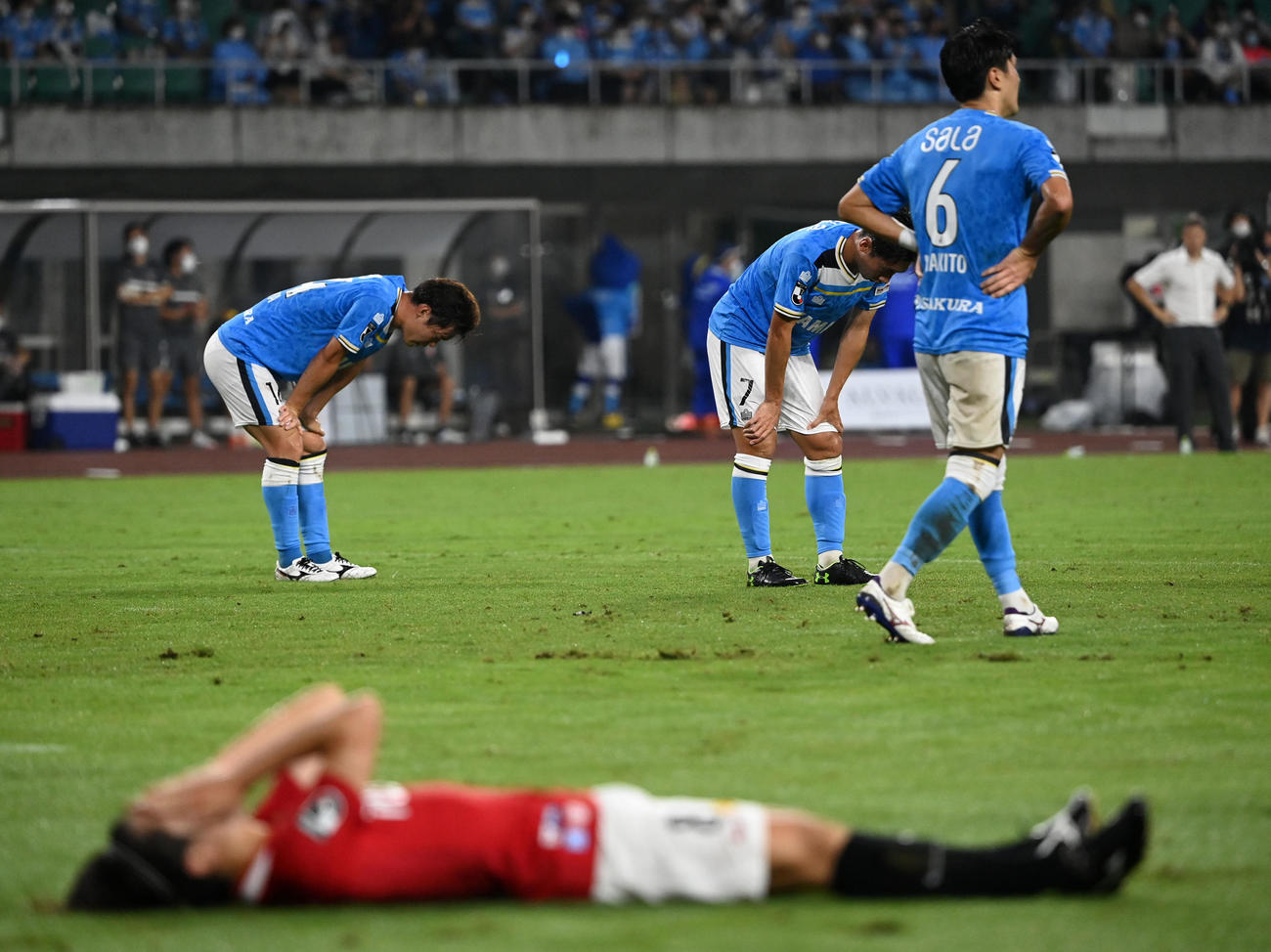磐田対浦和　0－6で浦和に敗れ肩を落とす磐田イレブン（撮影・横山健太）