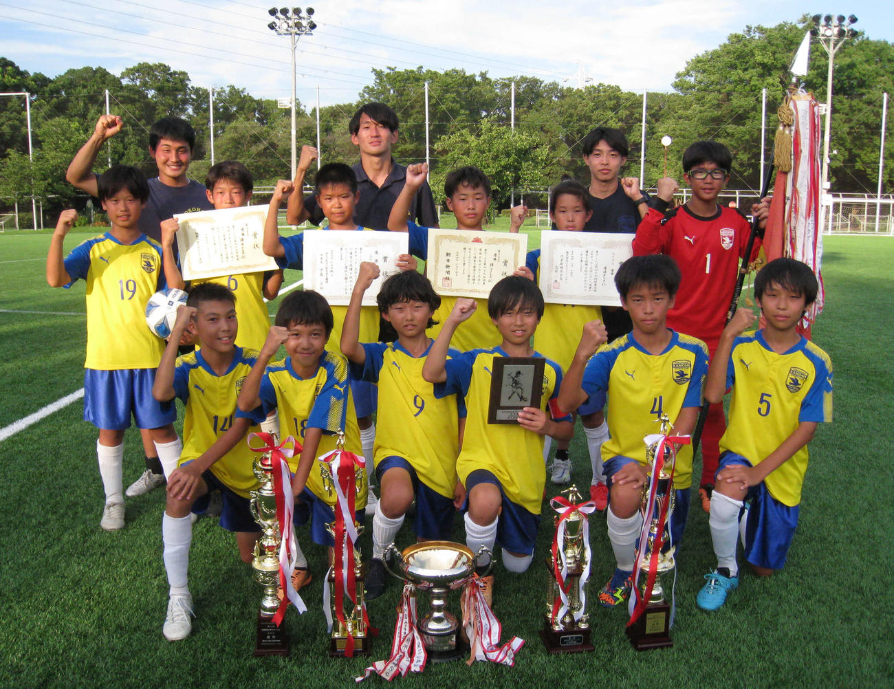 団地少年サッカーAクラスで初優勝した横浜かもめSC。前列左から3人目が渋谷悠人（撮影・吉池彰）