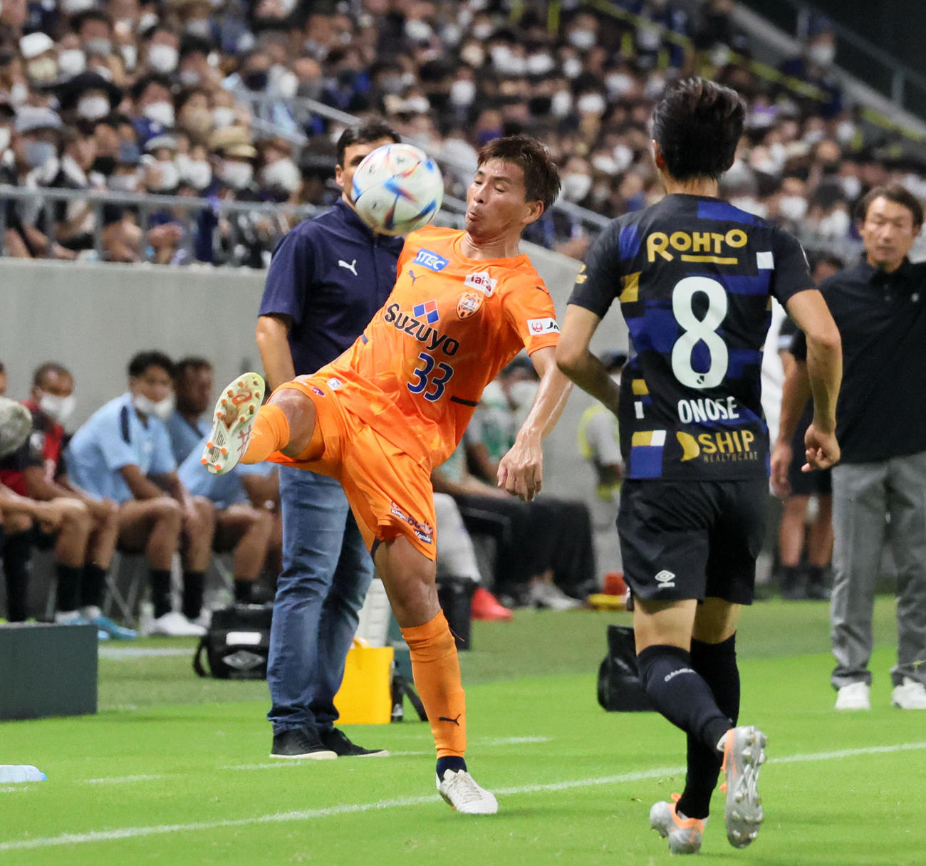 G大阪対清水　前半、清水の乾はタッチライン上からボールを蹴り中へ戻す（撮影・加藤哉）