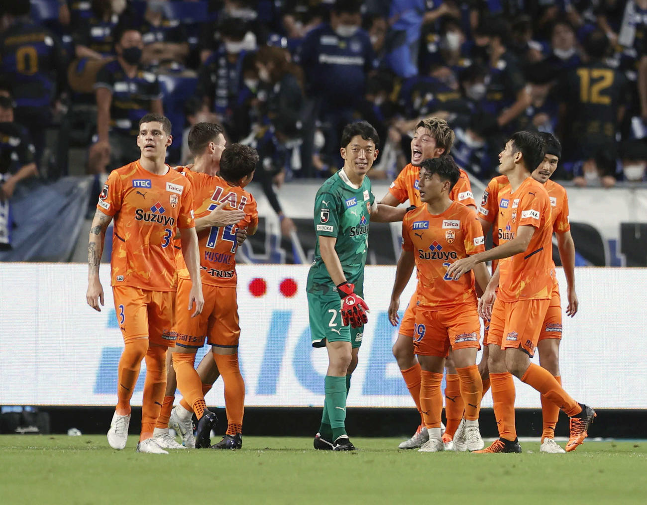 G大阪に勝利し、喜ぶGK権田（中央）ら清水イレブン