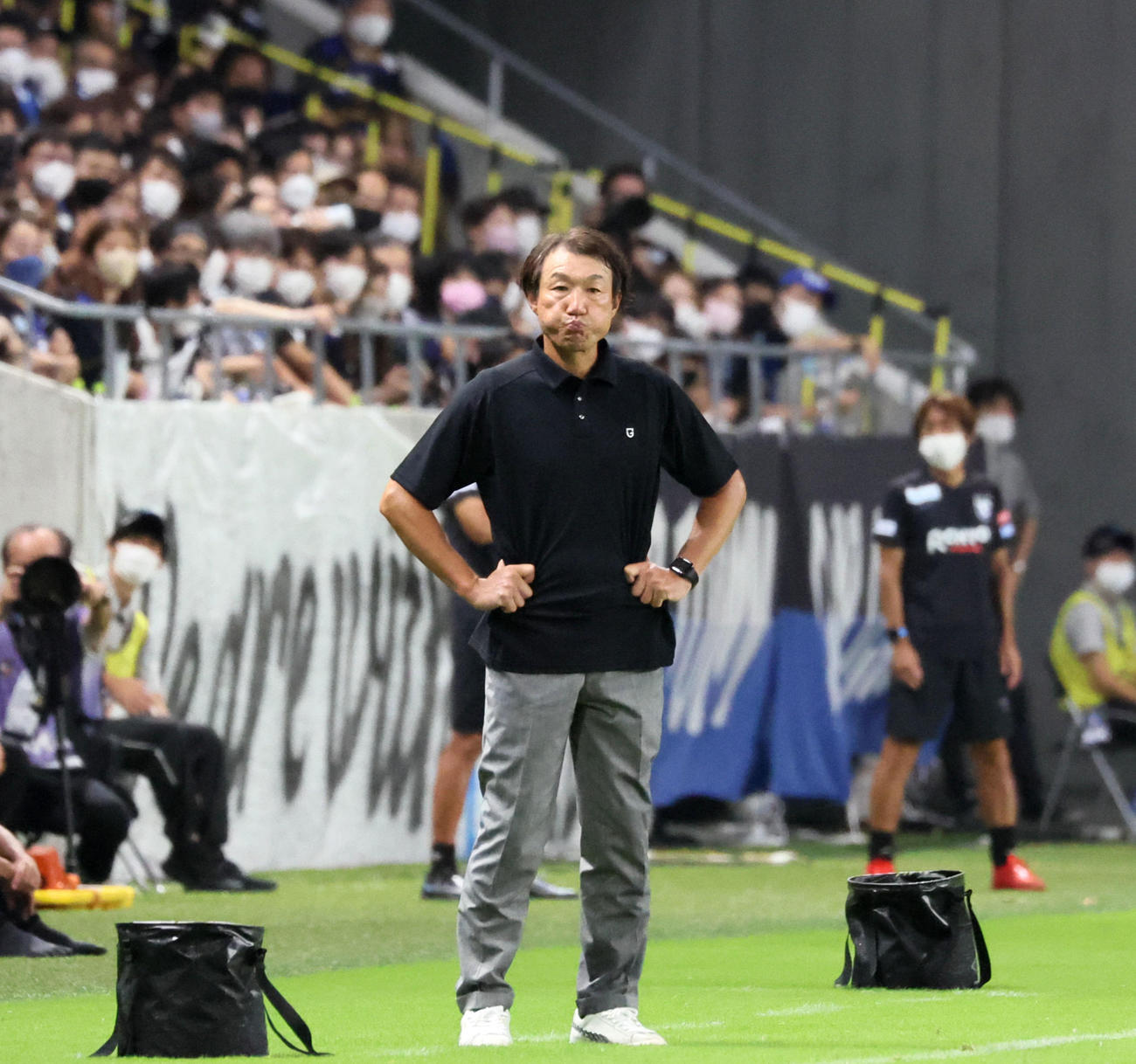 試合中、厳しい表情を見せるG大阪片野坂監督（撮影・加藤哉）