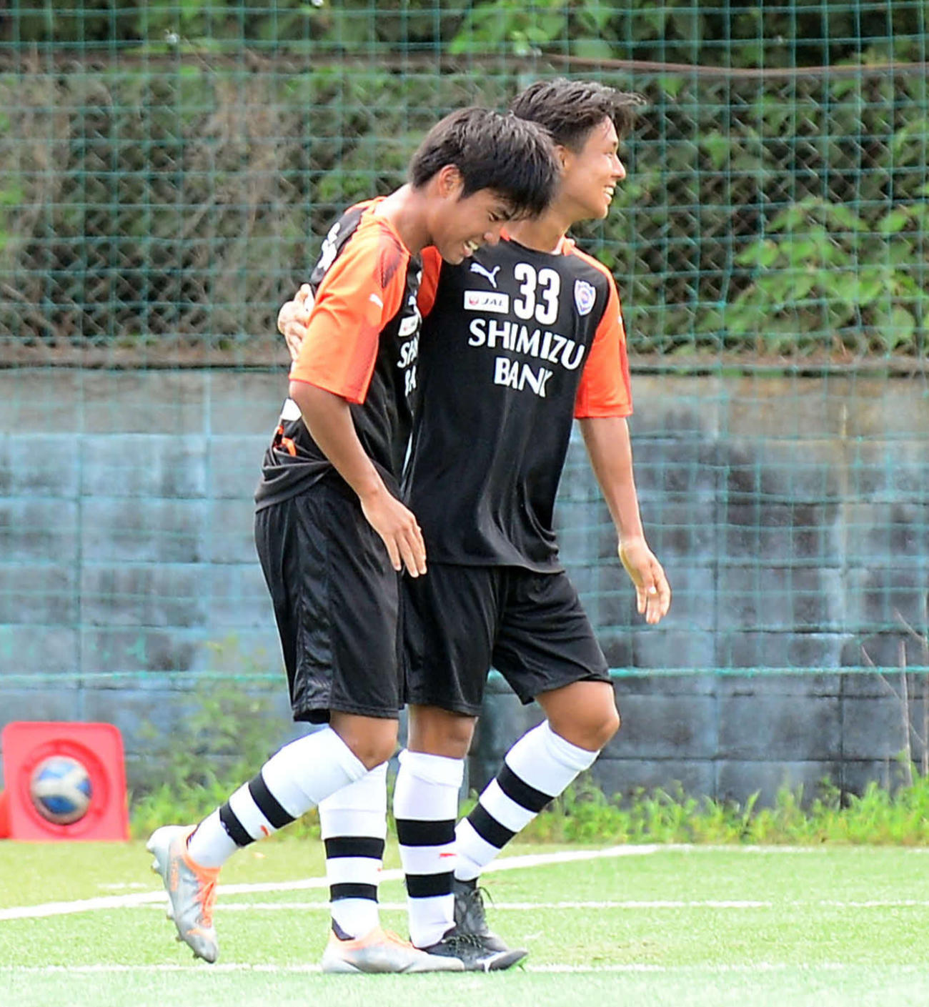 1本目15分、先制点を決め笑顔を見せる清水ユース・田中（左）