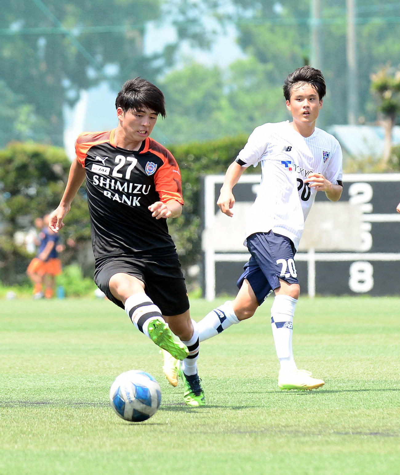 相手からボールを奪いに行く清水ユース・斉藤（左）