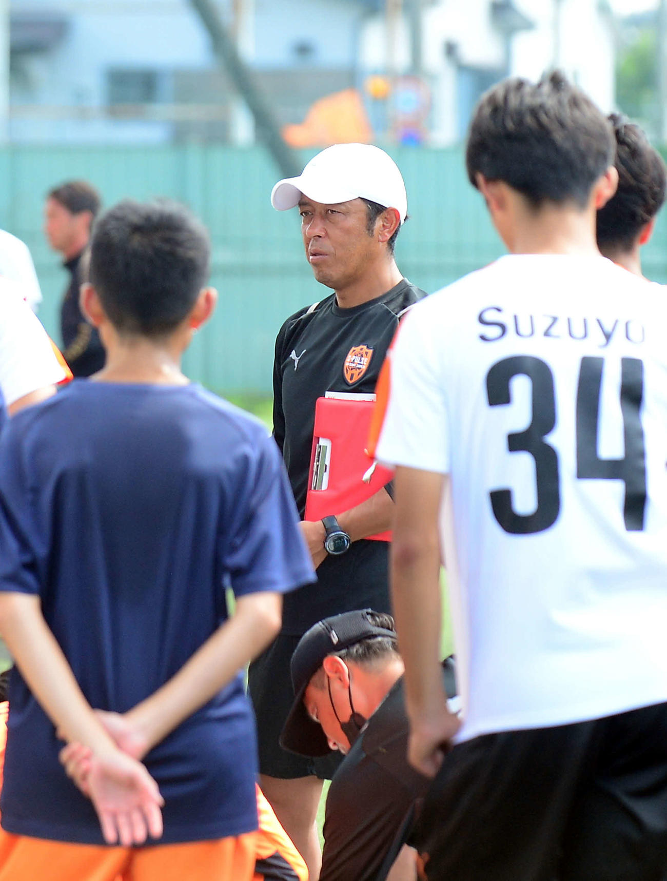 選手に指示を出す清水ユース・沢登監督
