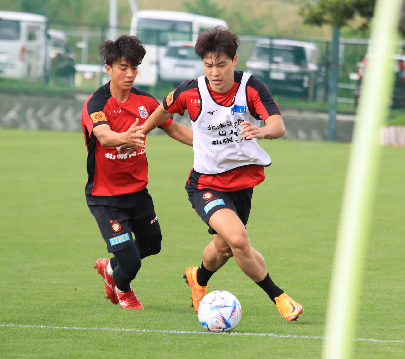ドリブルする札幌キム（右）。左は田中宏（撮影・保坂果那）