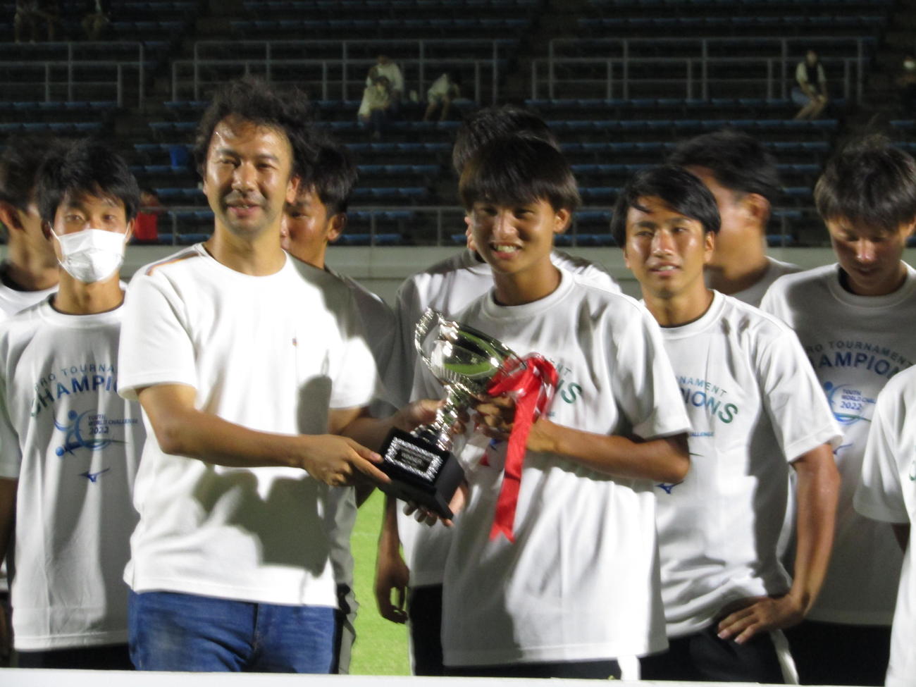 優勝カップを贈呈される神村学園の主将・大迫塁（中央）