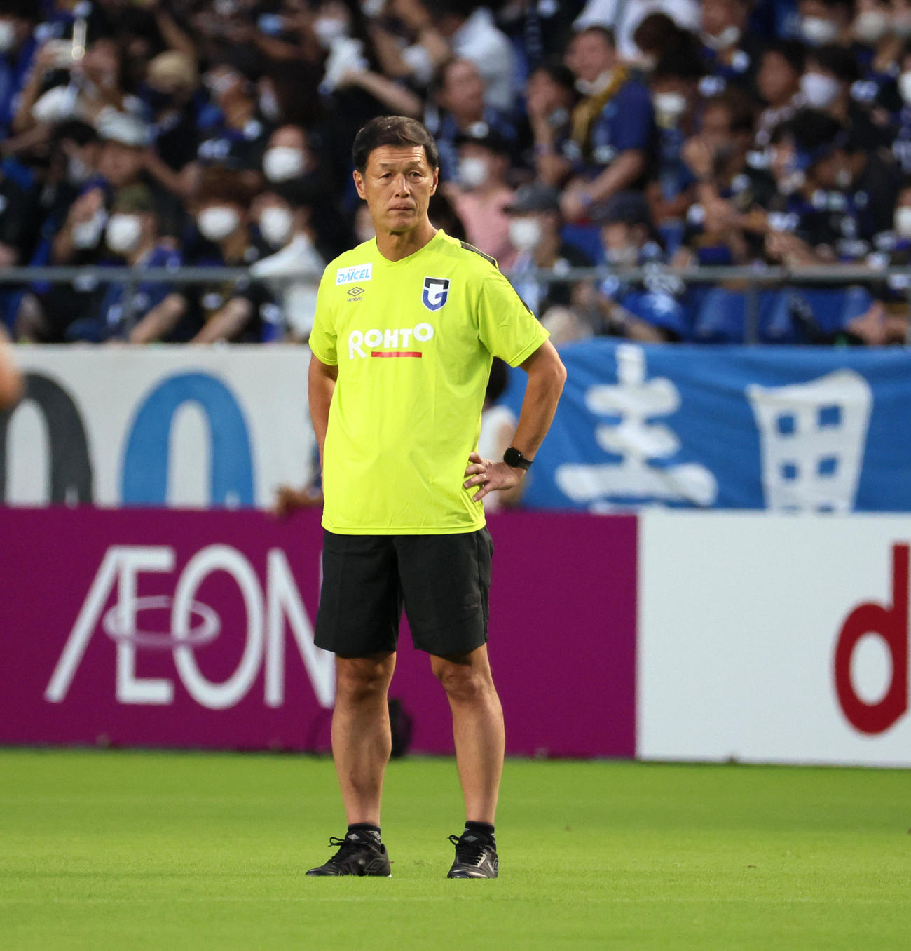 8月14日、清水戦の試合前に練習を見守るG大阪の松田浩コーチ