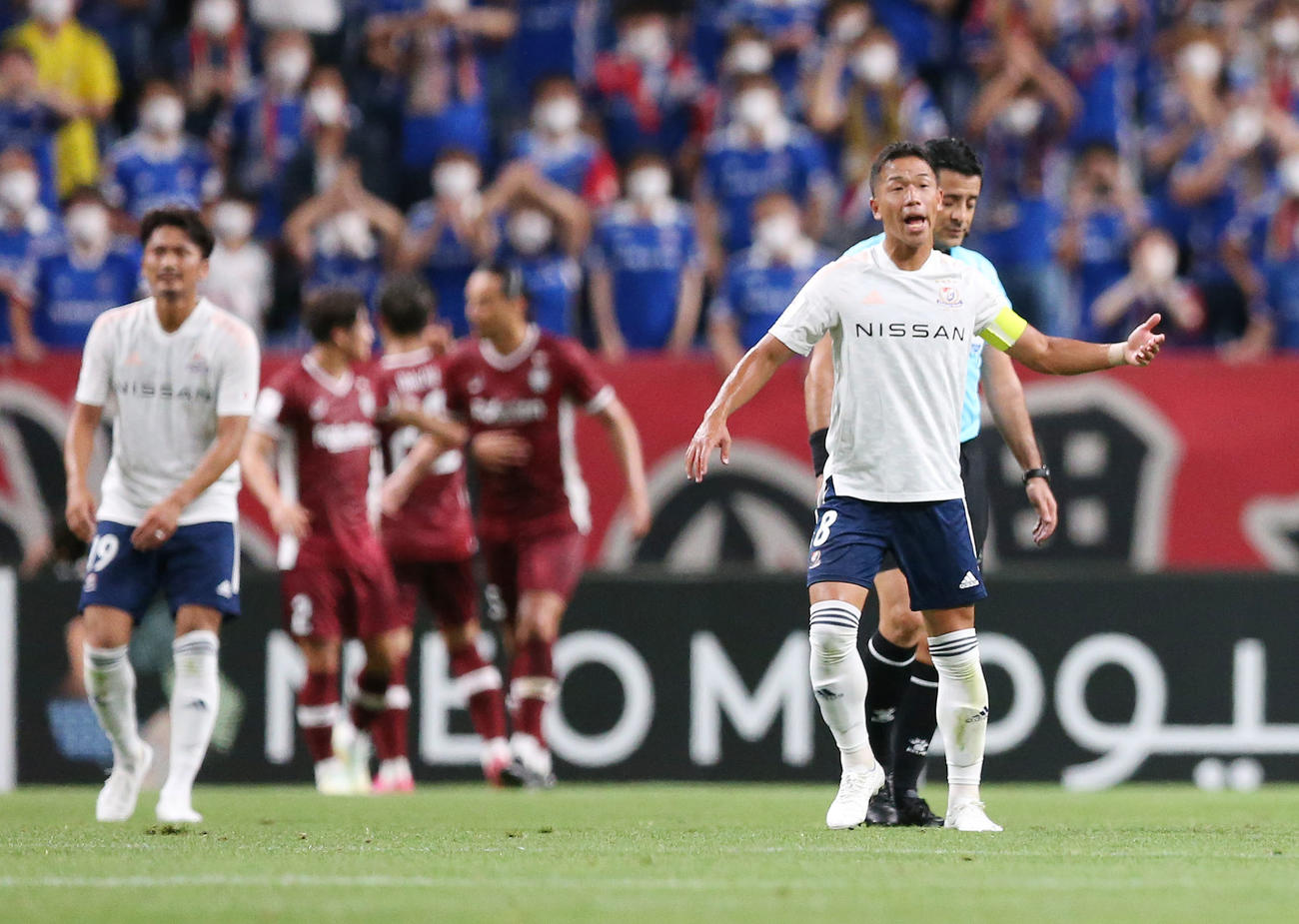 ACL神戸対横浜　前半、神戸MF佐々木にPKを決められ、味方を鼓舞する横浜MF喜田キャプテン（右）（撮影・宮地輝）