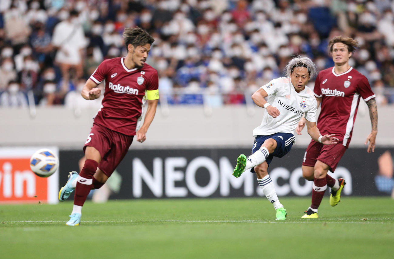 ACL神戸対横浜　前半、シュートを放つ横浜FW仲川（右から2人目）（撮影・宮地輝）