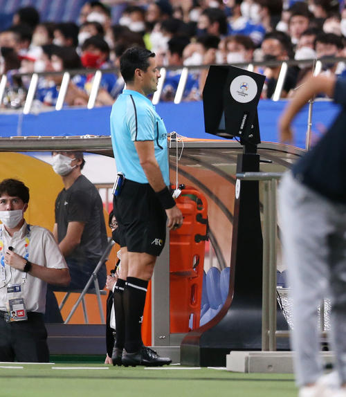 ACL神戸対横浜　前半、神戸のPKをVARチェックする主審のアリレザ（撮影・宮地輝）