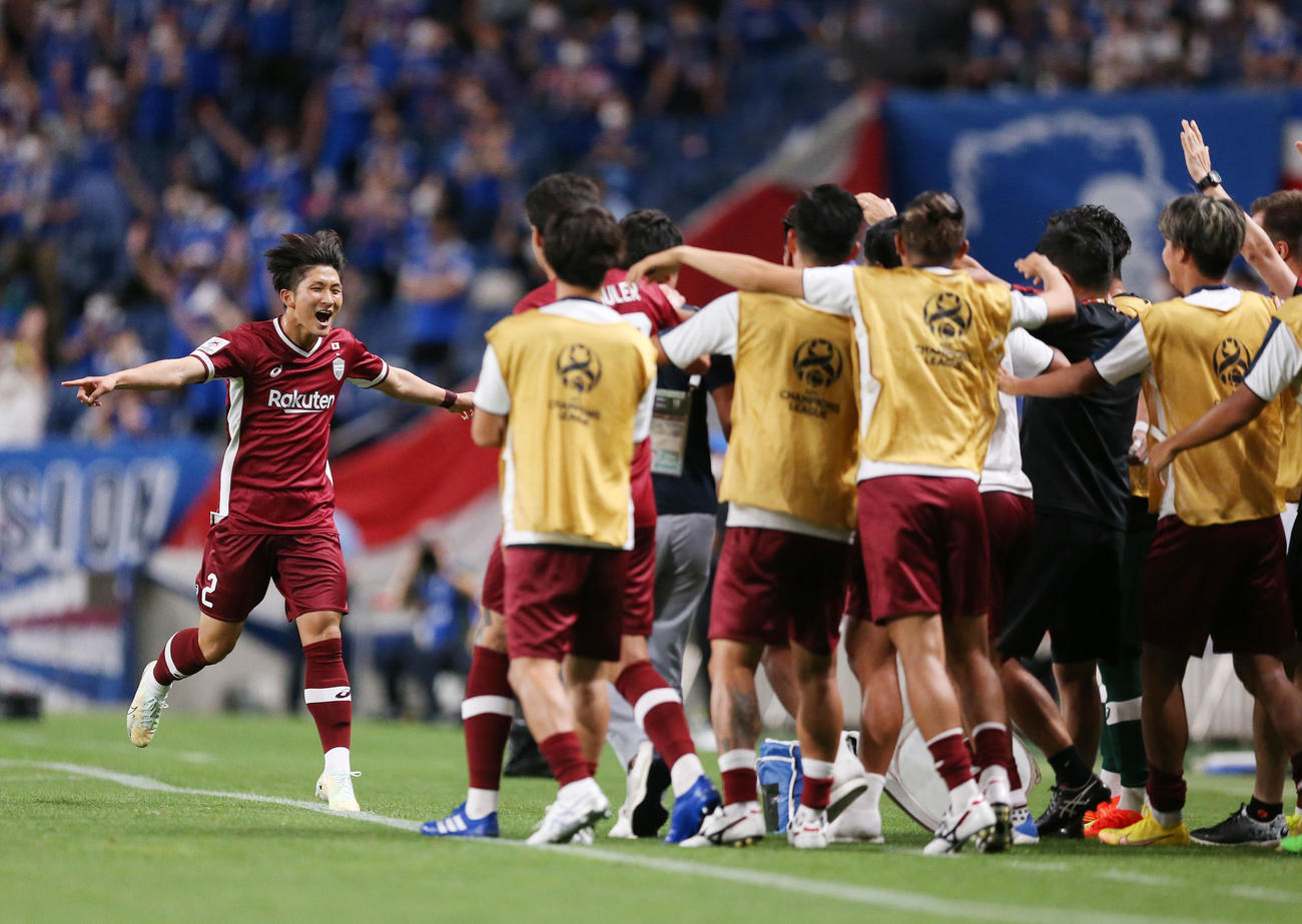 ACL神戸対横浜　前半、先制点を決めベンチに駆け寄る神戸MF飯野（撮影・宮地輝）