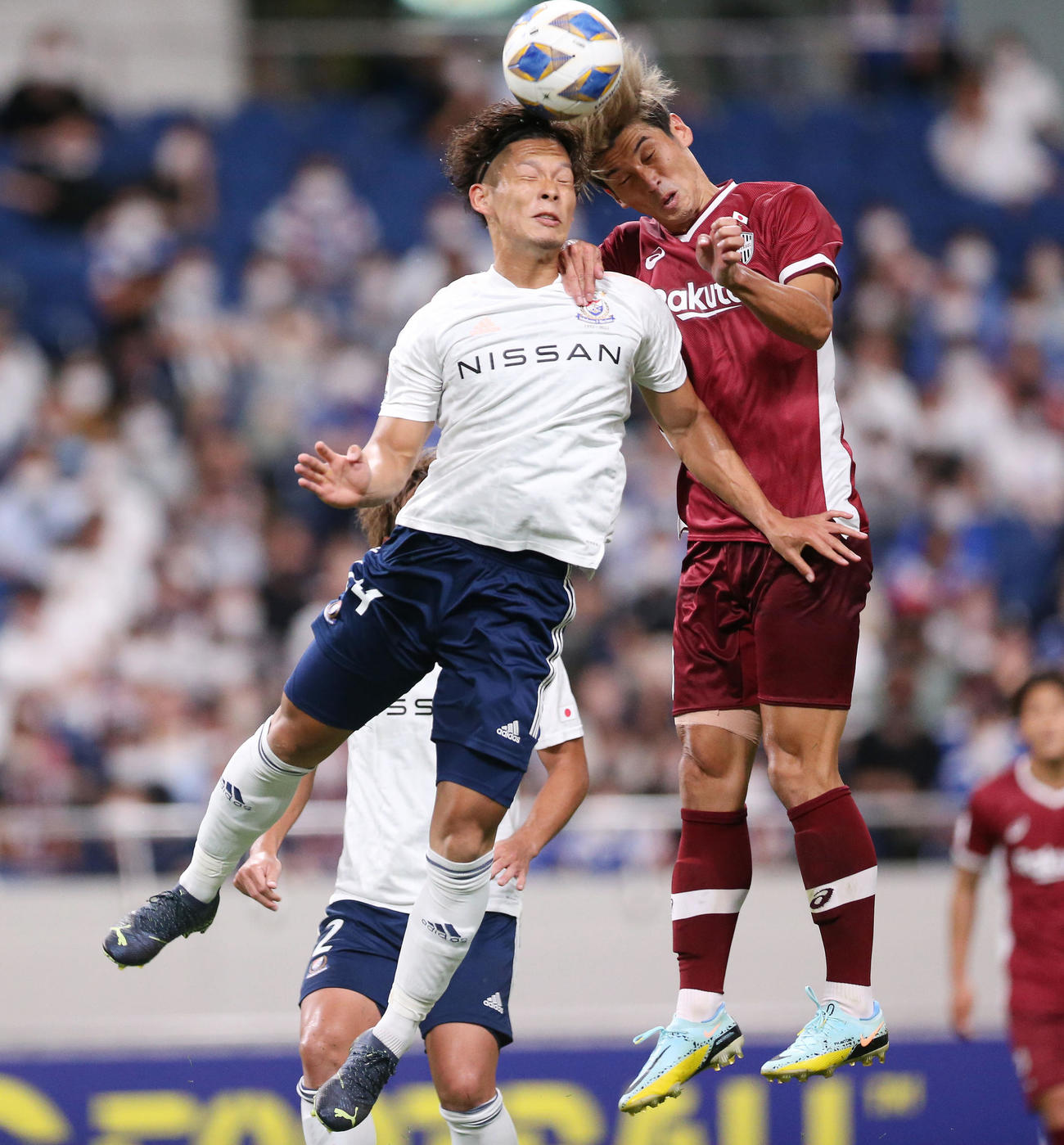 ACL神戸対横浜　後半、横浜DF岩田（左）と空中で競り合う神戸FW大迫（撮影・宮地輝）